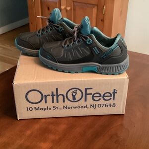 OrthoFeet Women’s Alma Waterproof Hikers. Gray, size 6.5 wide